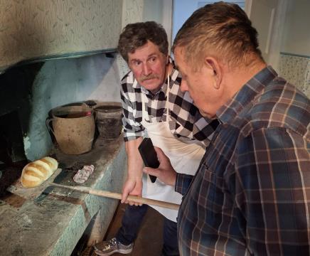 V kuhinji je zadišalo po pečenem kruhu